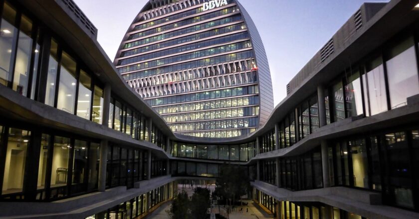 BBVA sigue adelante con la OPA a Banco Sabadell y hay oferta en firme por TSB.