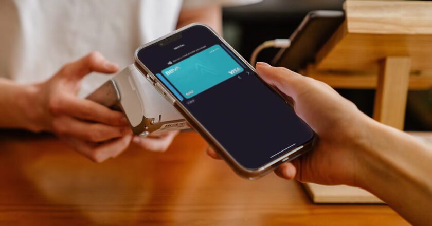 BBVA lanza la primera alternativa en España a Apple Pay para iPhone.