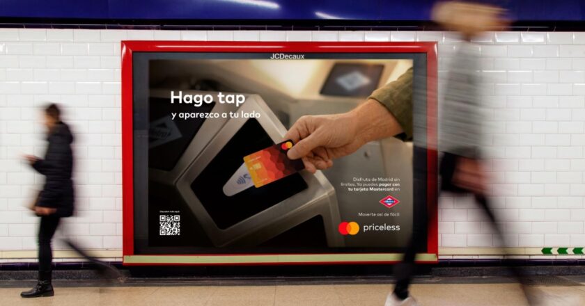 Ya puedes pagar con tarjeta en el torno del Metro de Madrid. Mastercard aprovecha.